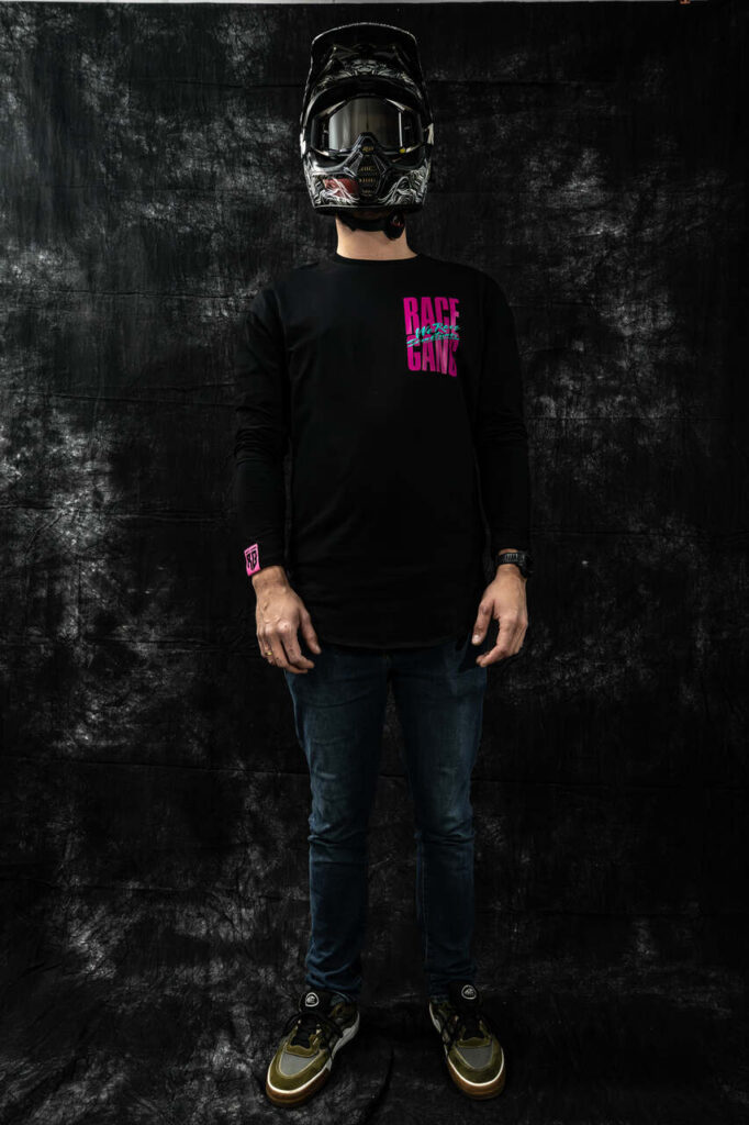 Unisex t-shirt w kolorze czarnym z różowym nadrukiem "No Time For Romance" na plecach i białym logo na piersi.