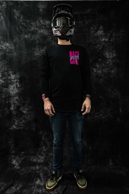 Unisex t-shirt w kolorze czarnym z różowym nadrukiem "No Time For Romance" na plecach i białym logo na piersi.