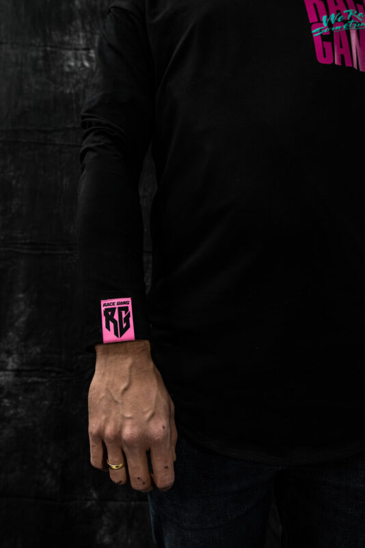 Czarny t-shirt unisex z nadrukiem "No Time For Romance" na plecach i białym logo na przodzie.