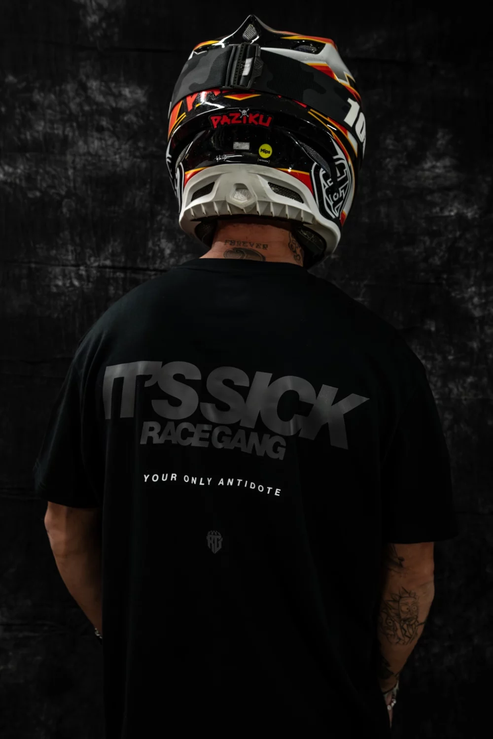 Czarna, bawełniana koszulka unisex by RaceGang z szarym napisem "It's Sick" – stylowa odzież dla fanów motoryzacji i streetwearu.