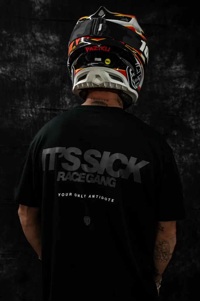 Czarna, bawełniana koszulka unisex by RaceGang z szarym napisem "It's Sick" – stylowa odzież dla fanów motoryzacji i streetwearu.