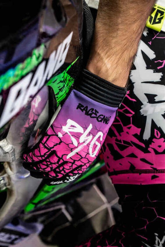 Różowe rękawiczki RaceGang z silikonowymi paskami na palcach, zapewniające pewność chwytu i komfort w każdych warunkach.