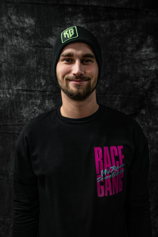 Czarna beanie z neonową zieloną naszywką, elastyczna, miękka, idealna na chłodne dni, streetwearowy styl.