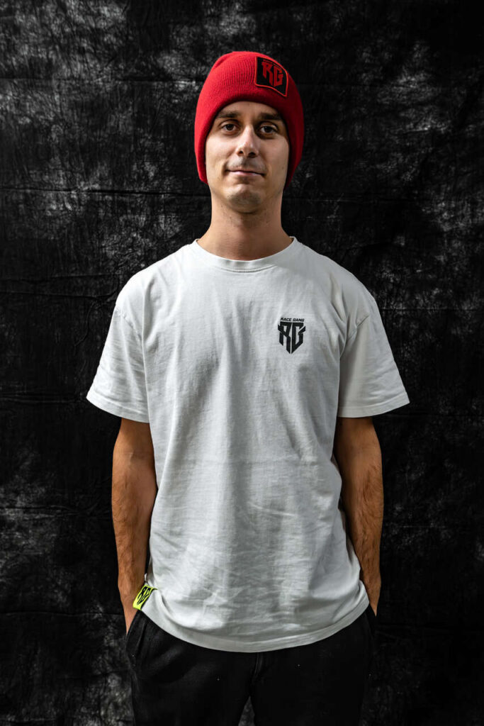 Czerwona beanie z krwisto czerwoną naszywką, minimalistyczny design, wyrazisty akcent do każdego outfitu.