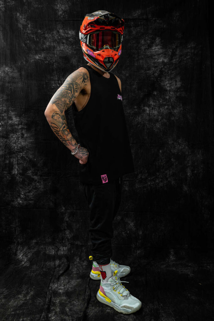 Czarny tank top Na Fali, sportowy styl, neonowe logo, bawełna, motorowodne sporty, letnia odzież, wygodny krój.