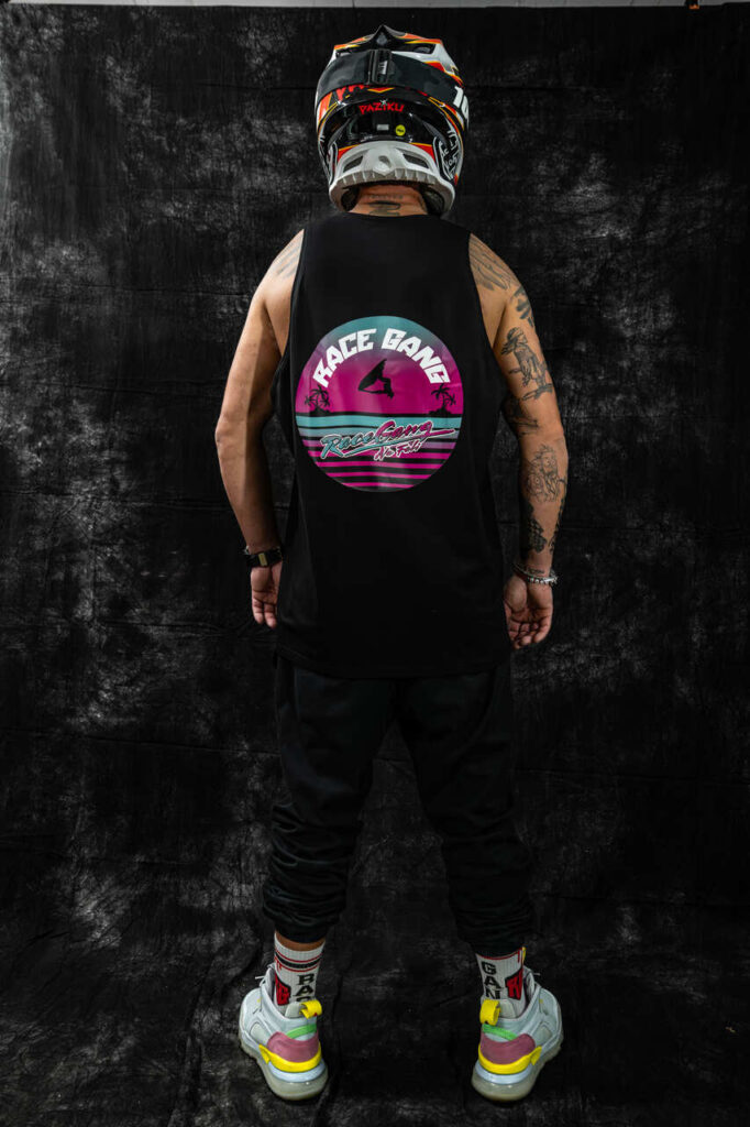 Czarny tank top Na Fali, neonowe logo, bawełniany materiał, motorowodne sporty, letni styl, wygodny krój, aktywności na świeżym powietrzu.