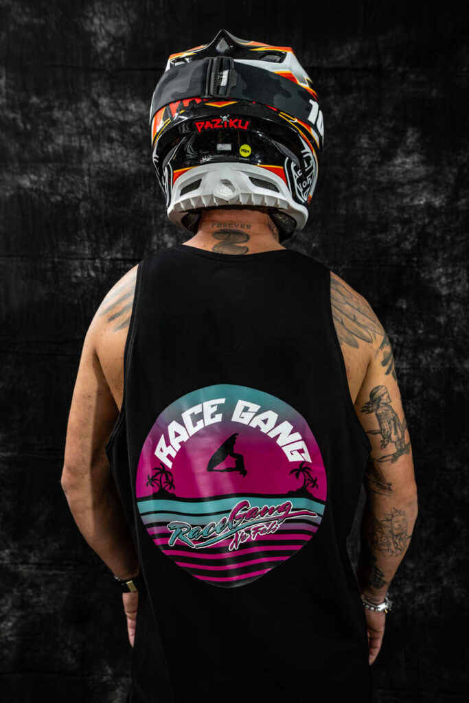 Tank top unisex Na Fali, czarny, bawełniany, sportowy wygląd, neonowe akcenty, letnia odzież, motorowodne sporty, wygodny krój.