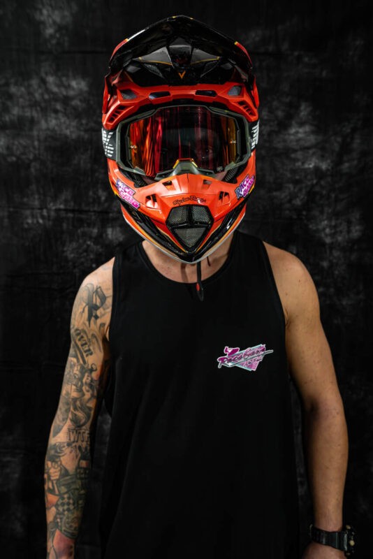Czarny tank top Na Fali, sportowy look, neonowe detale, logo, bawełna, motorowodne sporty, wygodny krój, letnia odzież.