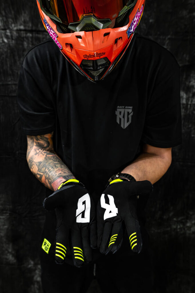 Czarne rękawiczki RaceGang, silikonowe paski, pewny chwyt, motocross, sporty wodne, rower.