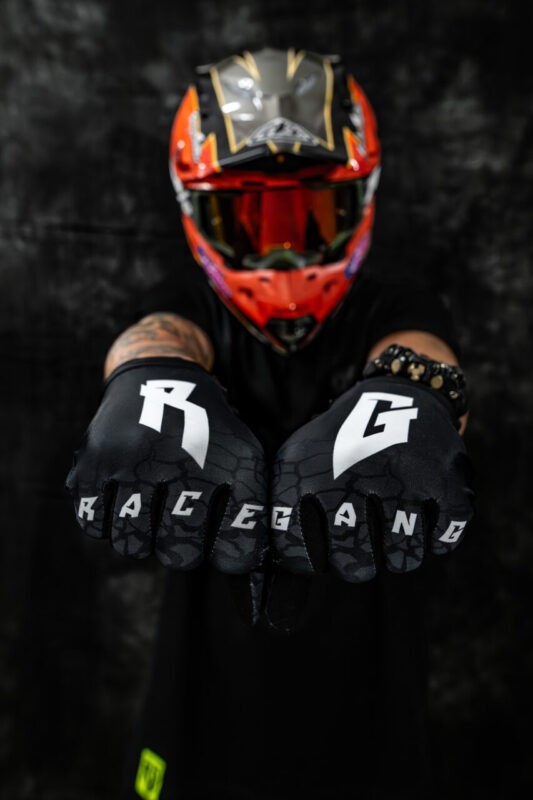 Czarne rękawiczki sportowe RaceGang, silikonowe paski, pewny chwyt, kontrola, motocross, rower, skuter wodny.