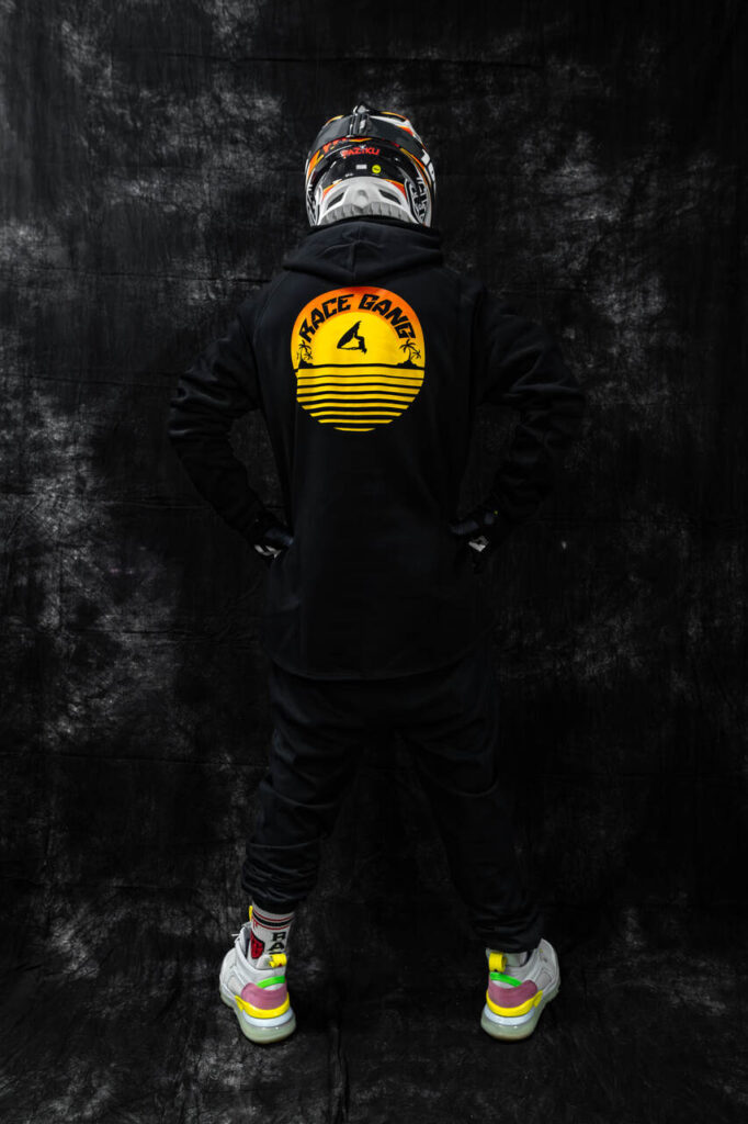 Bluza z kapturem RG Summer Vibes z logo w kolorach zachodzącego słońca i nadrukiem na plecach.