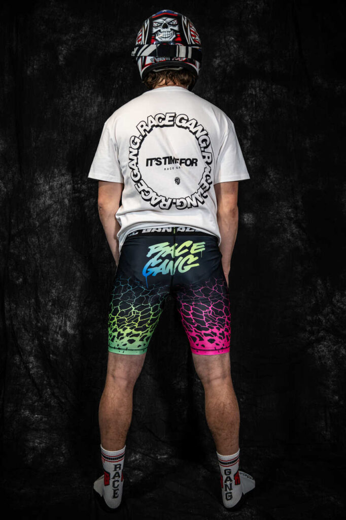 Lycrowe krótkie spodenki RaceGang z elastyczną gumką w pasie oraz detalami „It’s Sick” i „RaceGang” w zieleni i różu, idealne do sportów ekstremalnych.