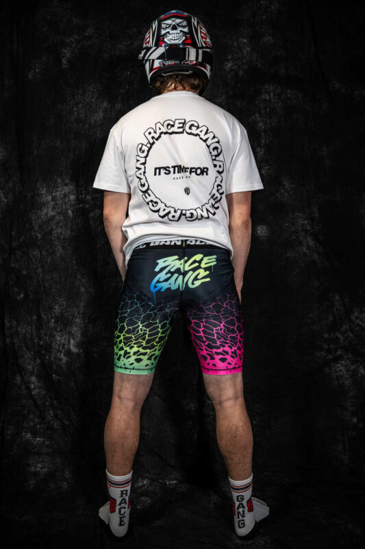 Lycrowe krótkie spodenki RaceGang z elastyczną gumką w pasie oraz detalami „It’s Sick” i „RaceGang” w zieleni i różu, idealne do sportów ekstremalnych.