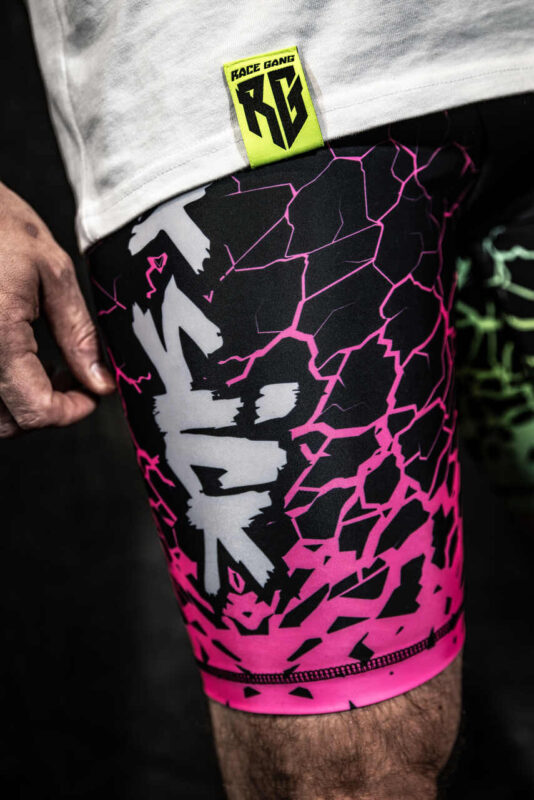 Sportowe spodenki RaceGang ze wzorem pękającej ziemi i detalami „RaceGang” oraz „It’s Sick”.