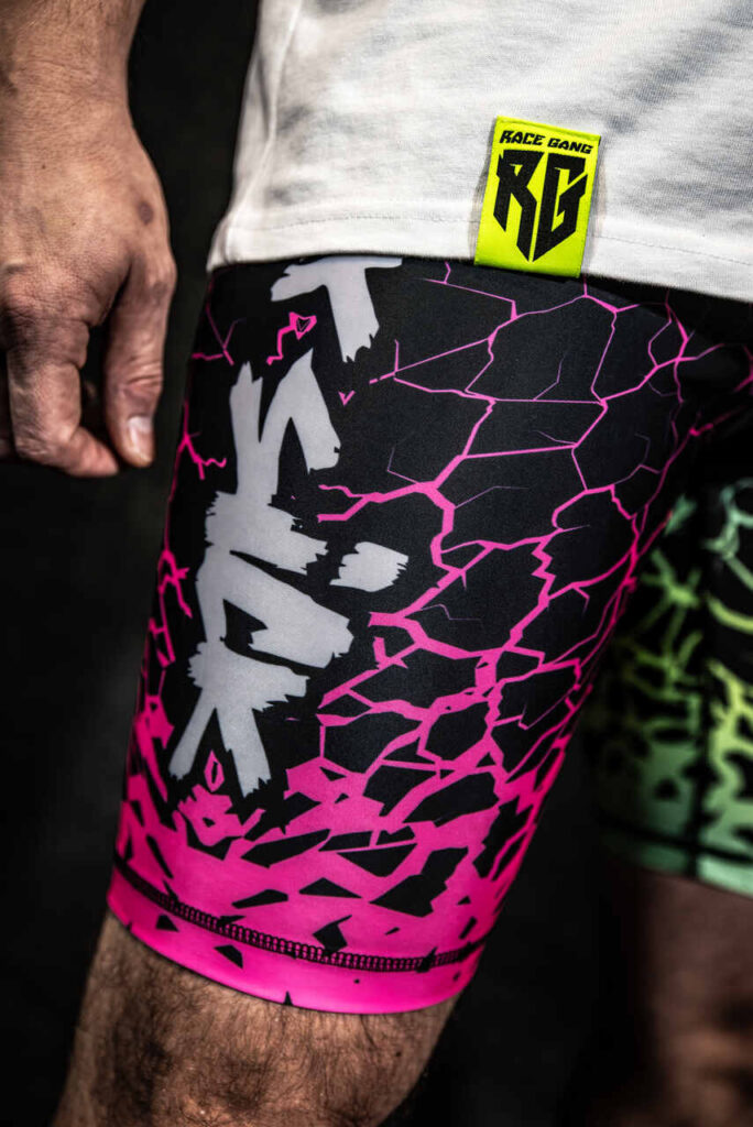 Lycrowe szorty RaceGang z dynamicznym wzorem, elastyczną gumką i detalami „It’s Sick” oraz „RaceGang” na nogawkach.