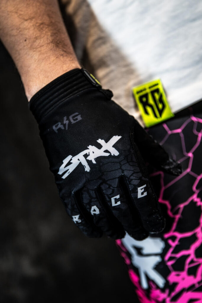 Rękawiczki RaceGang Stay Sick z silikonowymi paskami, idealne na motocross, skutery wodne i rower.