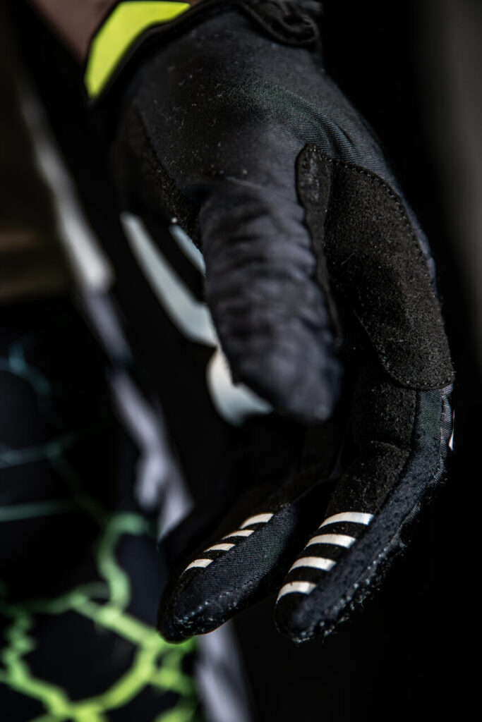 Sportowe rękawiczki Stay Sick z silikonowymi elementami dla lepszego chwytu, idealne na skuter wodny i motocross.