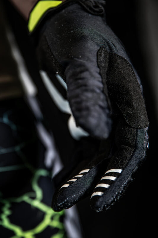 Sportowe rękawiczki Stay Sick z silikonowymi elementami dla lepszego chwytu, idealne na skuter wodny i motocross.