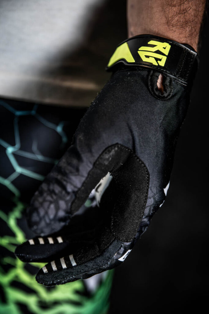 Wytrzymałe rękawiczki Stay Sick z silikonowymi wstawkami, idealne na motocross i sporty wodne.