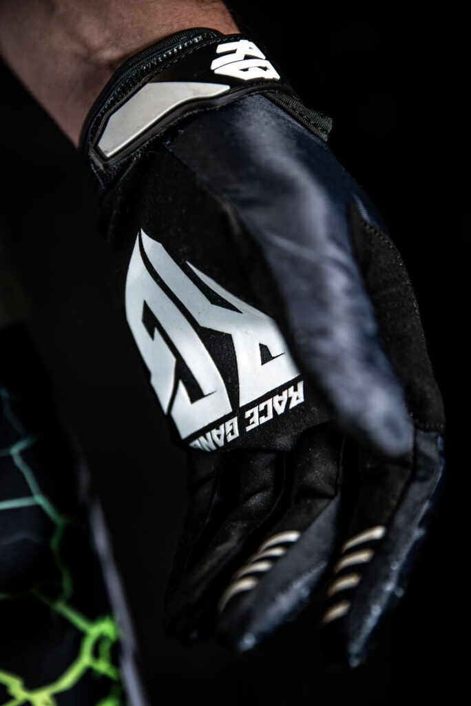 Rękawiczki czarne RG RaceGang z antypoślizgowymi silikonowymi wstawkami, perfekcyjne do ekstremalnych wyzwań.