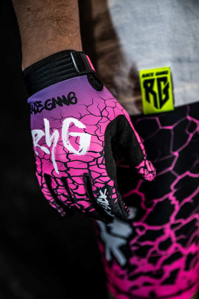 Różowe rękawiczki RaceGang z silikonowymi paskami na palcach, idealne dla miłośników sportów ekstremalnych.